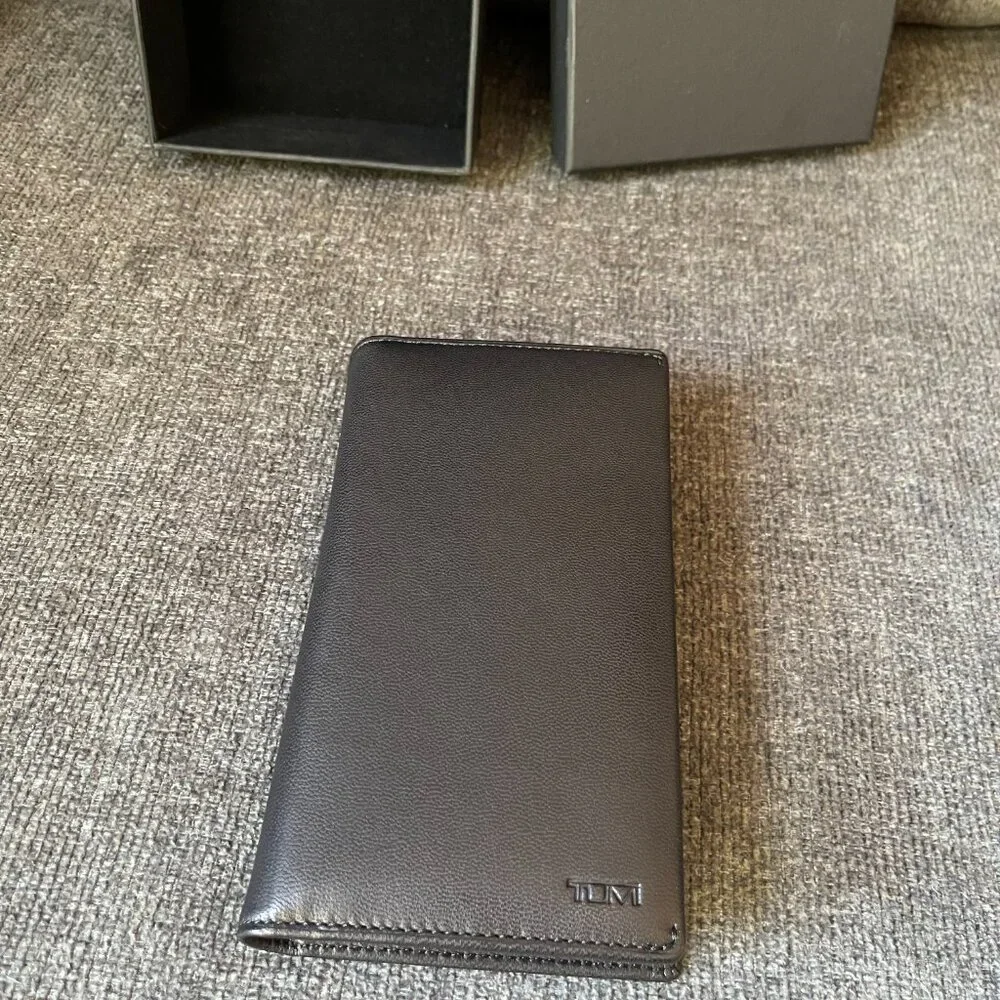 TUMI Men's Leather Phone Wallet NWT